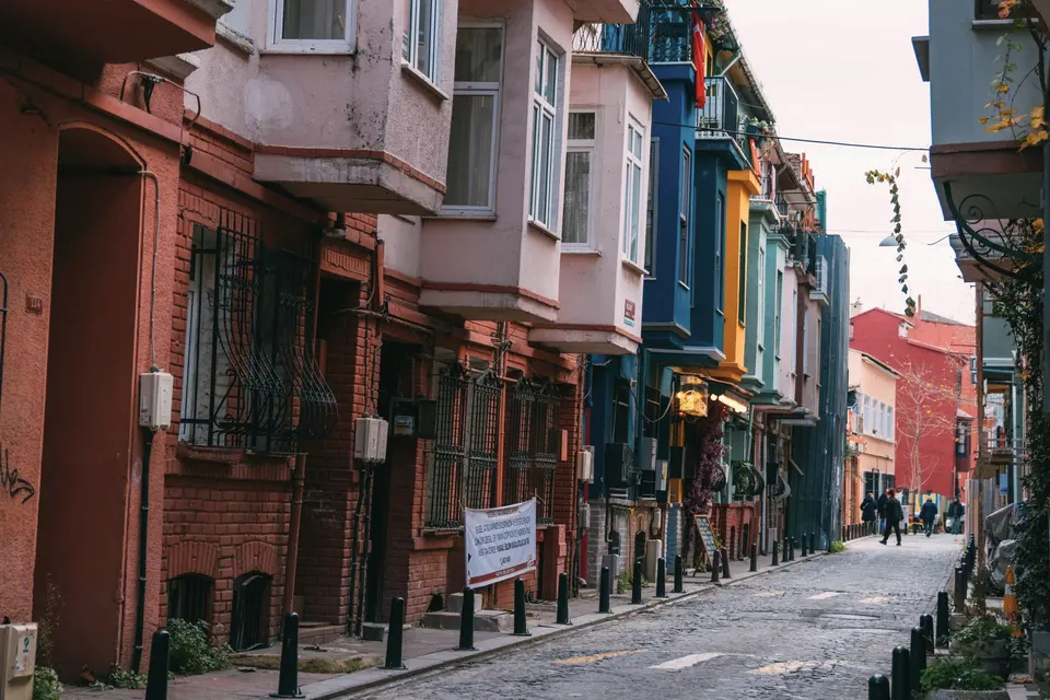 Kadıköy’de renkli cepheli eski apartmanların olduğu bir sokak